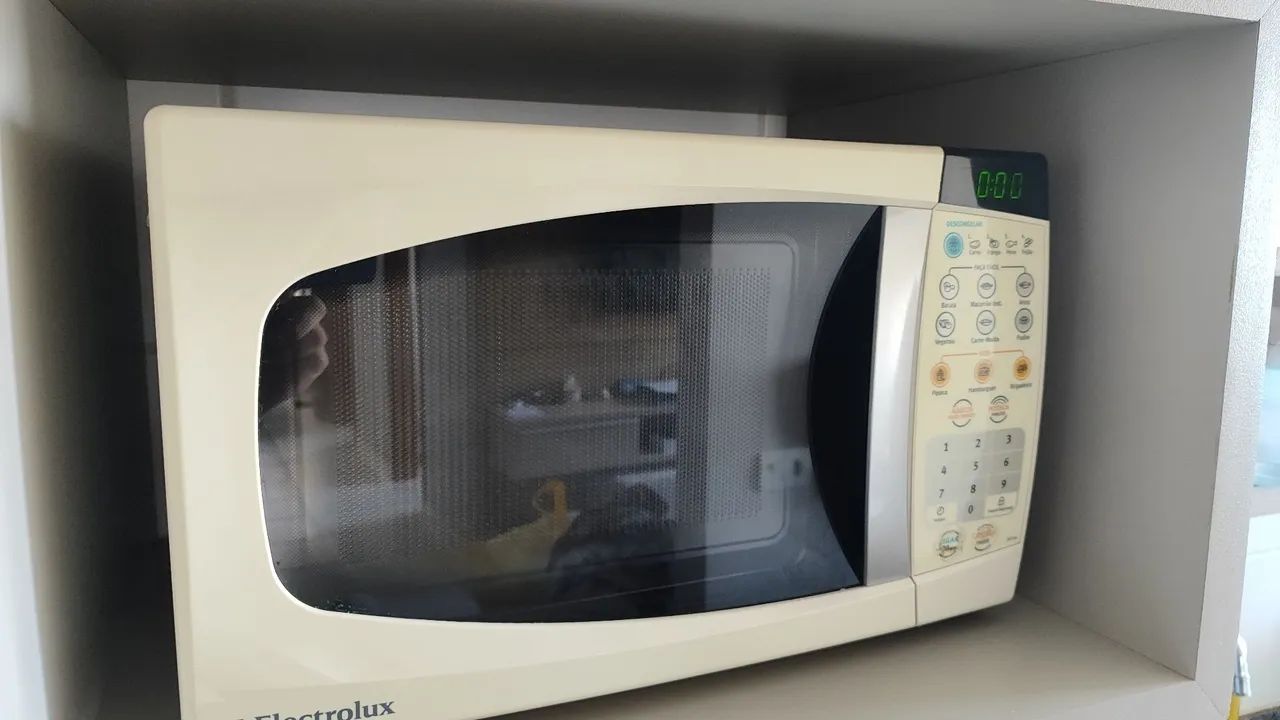 Vendo Microondas 18 litros Electrolux  - Foto 2