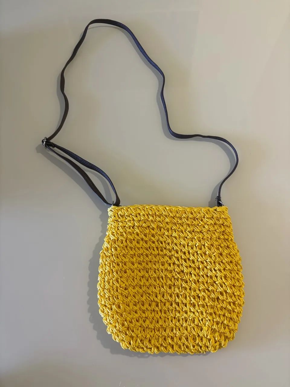 Bolsa de palha amarela com alça marrom 