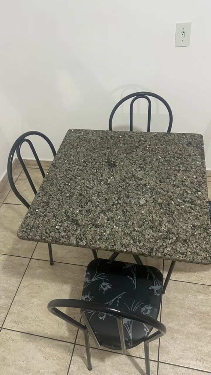 Mesa mármore 4 cadeiras (retirar) 