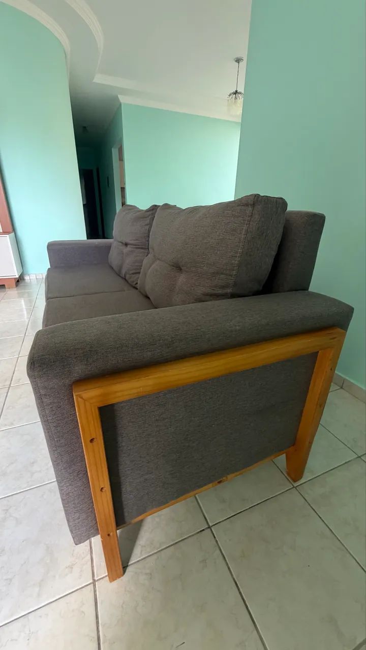 Sofá com base em madeira 