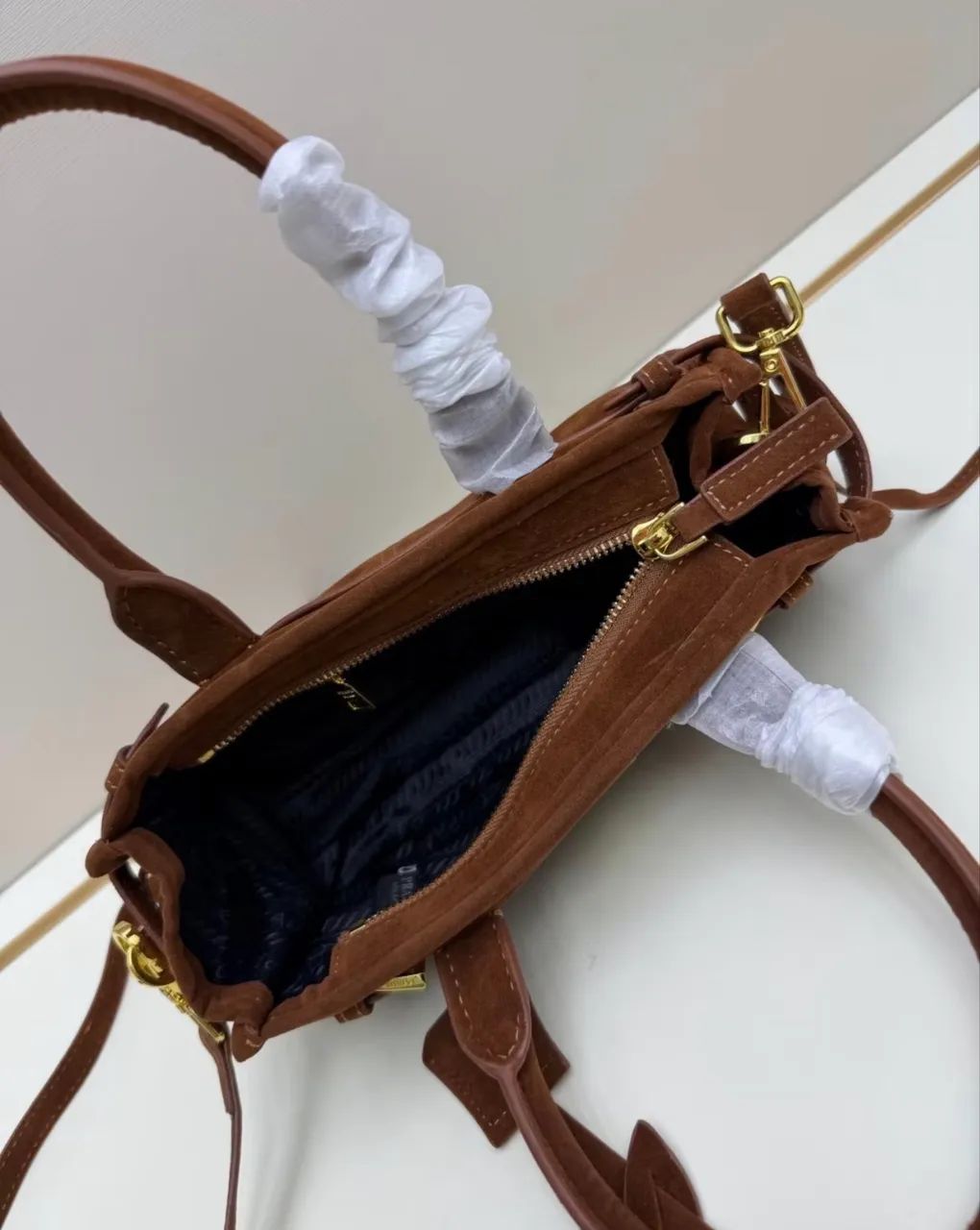 Bolsa Prada Bonnie Mini camurça - marrom   - Foto 4