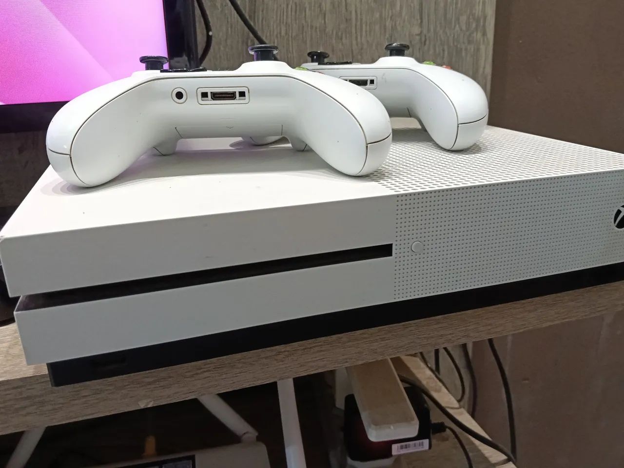 Xbox one s e bom estado com 2 controles um está com drift  - Foto 5