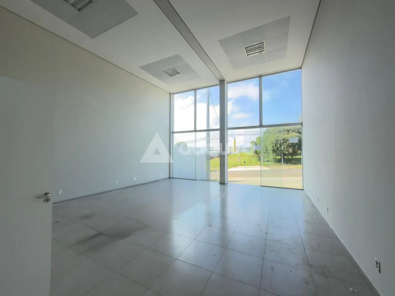 Sala Comercial com 2 Ambientes, 2 Banheiros e Estacionamento - Foto 2