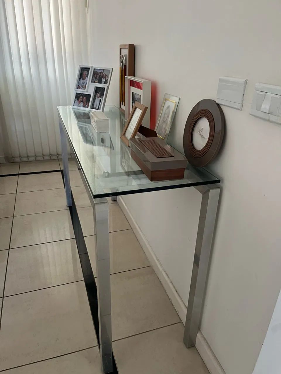 Aparador com tampo de vidro