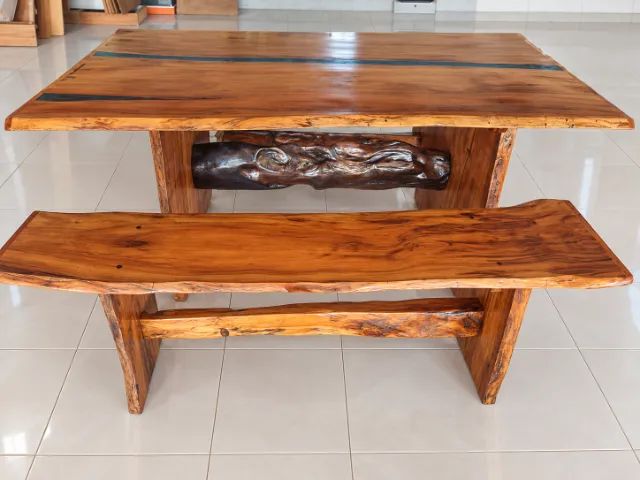 MESA RÚSTICA EM PEROBA-ROSA MACIÇA + 2 BANCOS - ARTESANAL - Foto 3