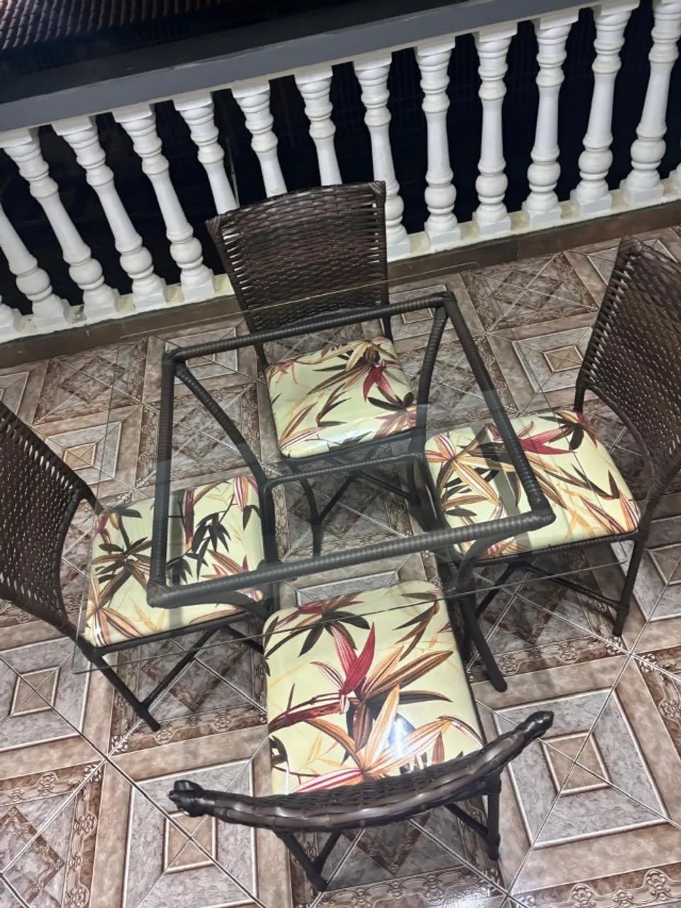 Mesa quadrada com 4 cadeiras.  - Foto 2