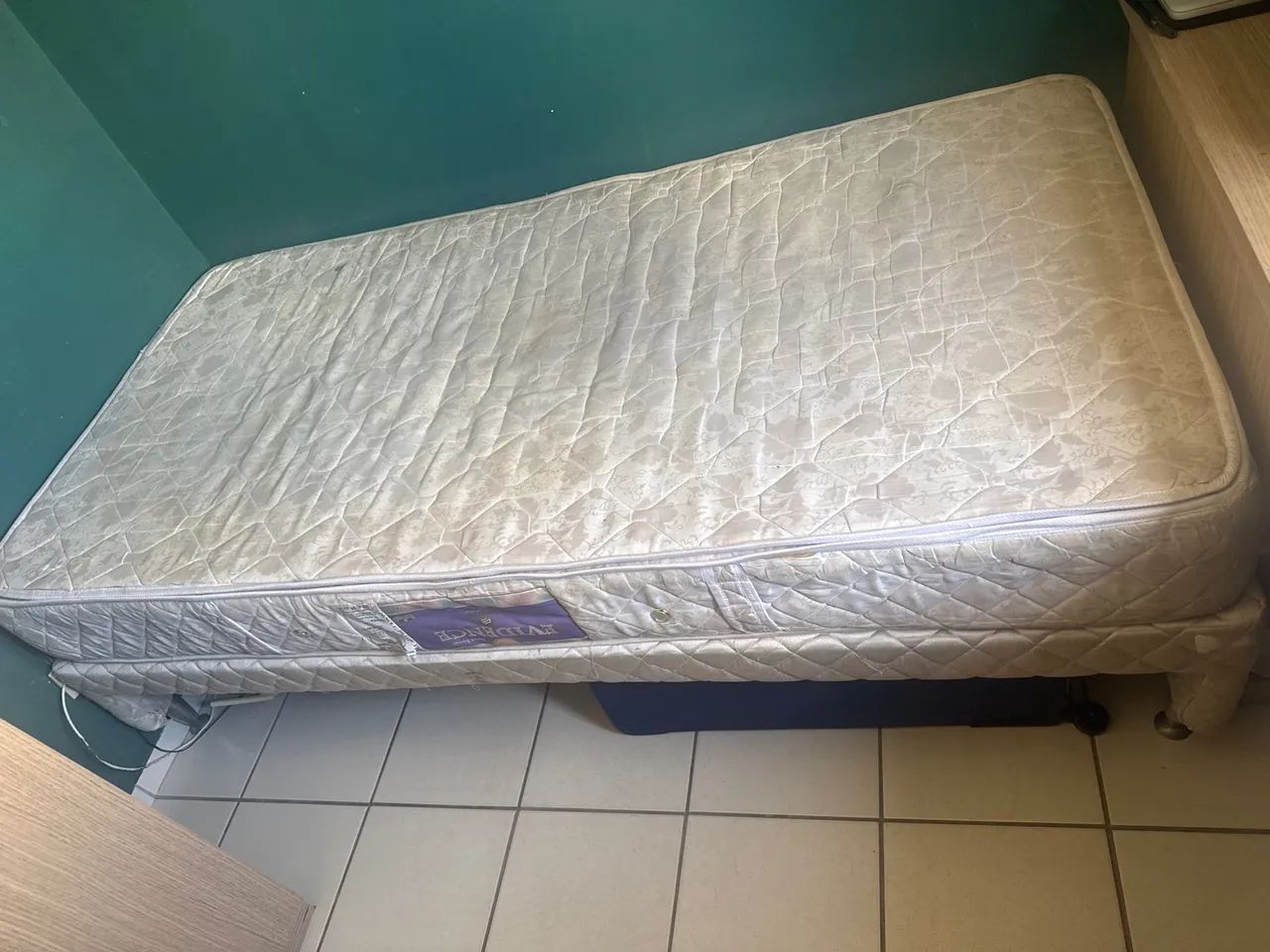 Cama box e colchão de molas ensacadas solteirão americana