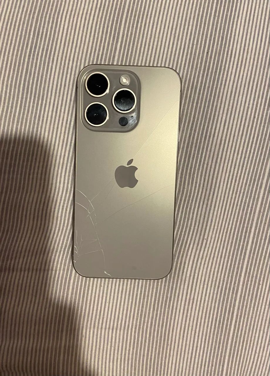 iPhone 15 pro quebrado 