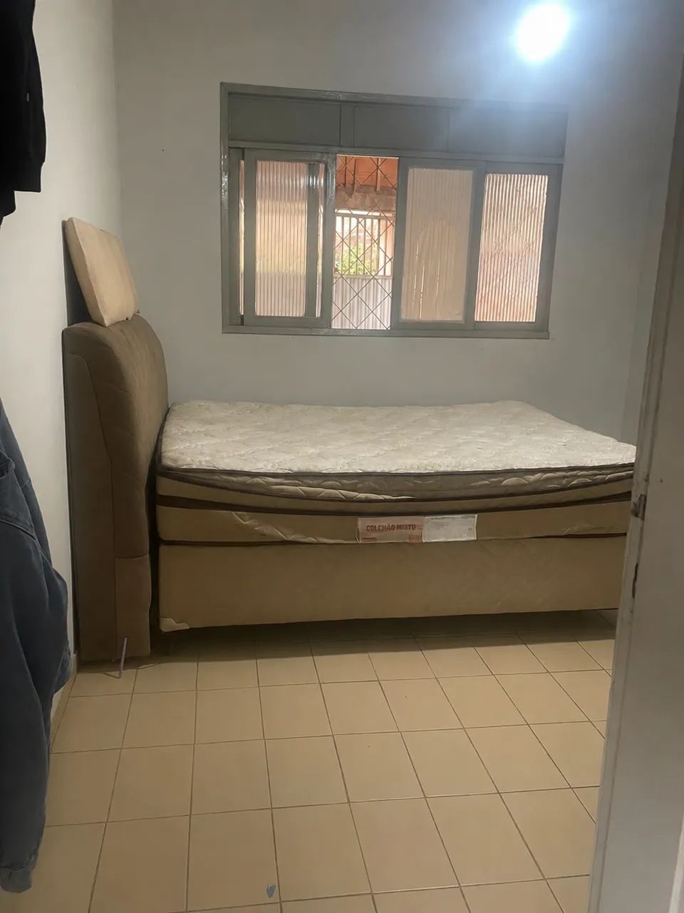 Cama completa com a cabeceira 