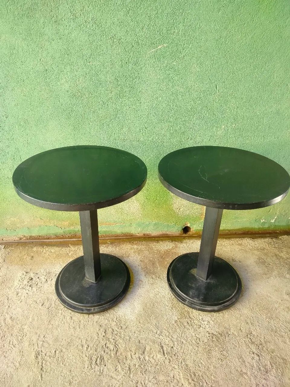 Mesa redonda toda em madeira com pés redondo 