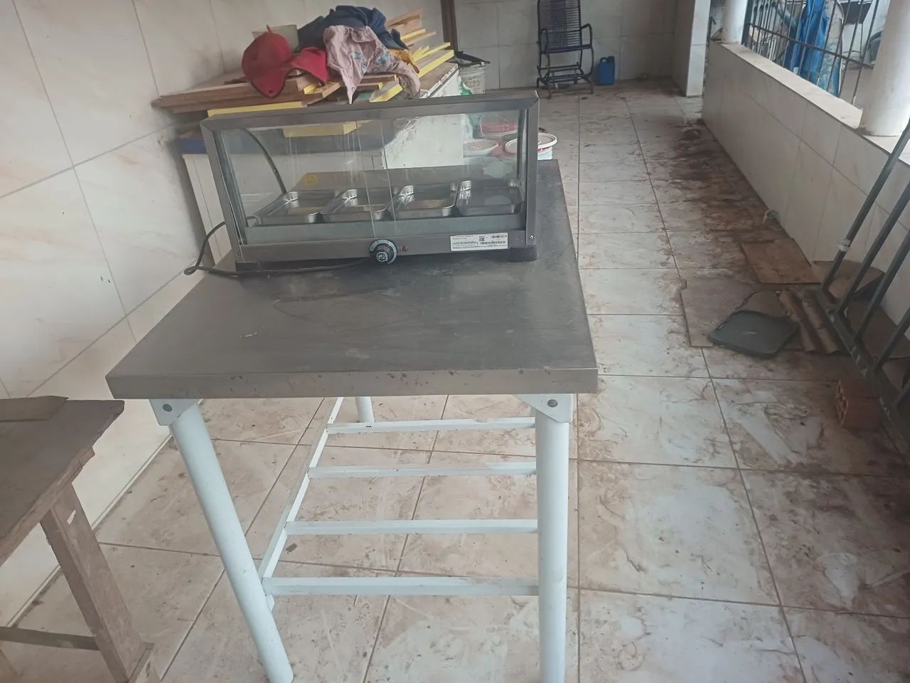 Mesa de inox e estufa quente