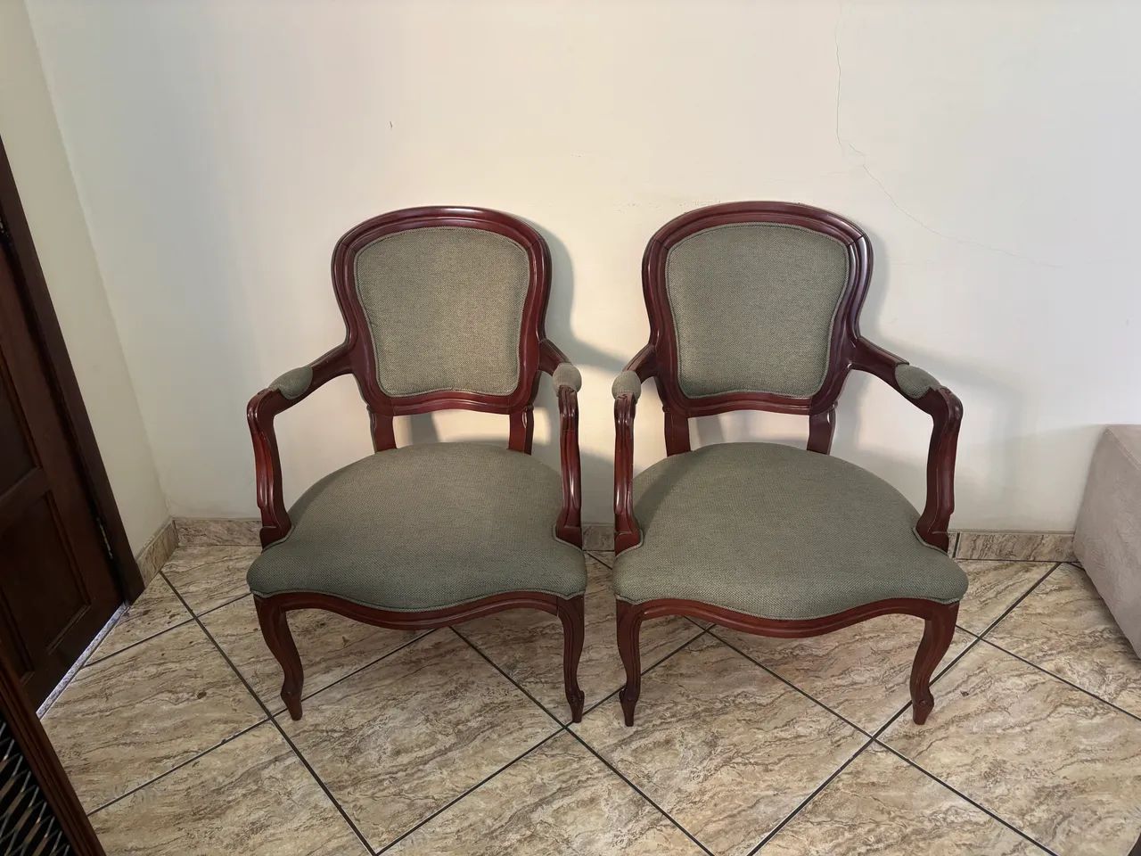 Dupla de cadeiras de madeira estofadas com tecido verde - Foto 2