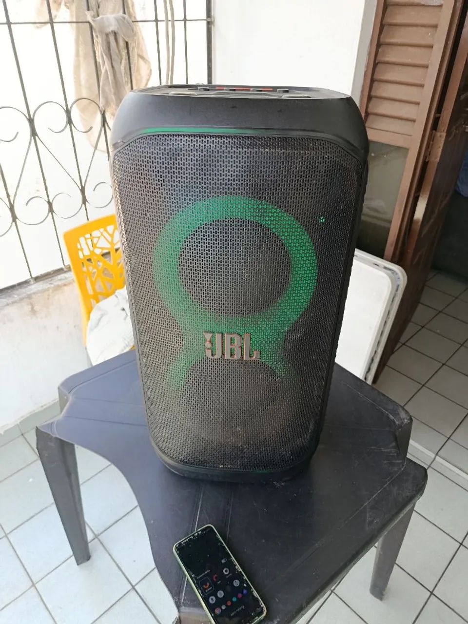Caixa de som J B L 320 semi nova 