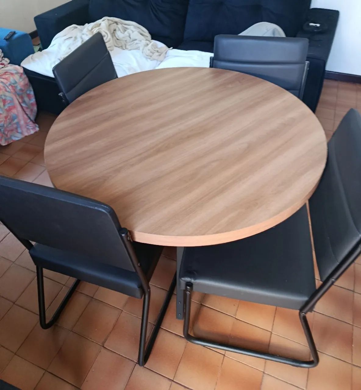 Mesa redonda de madeira com 4 cadeiras estofadas - Foto 3