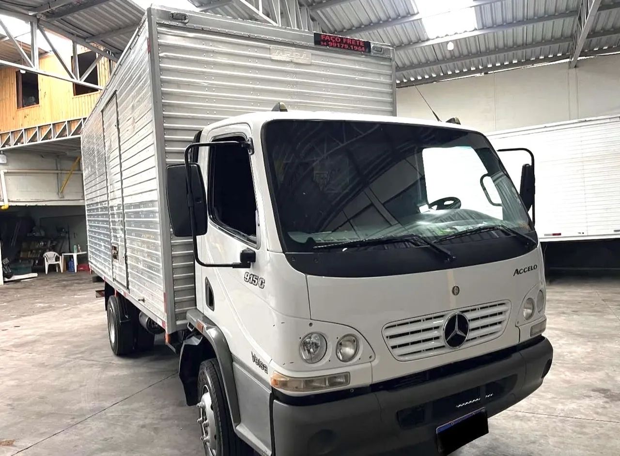 Mb Accelo 915  Baú 