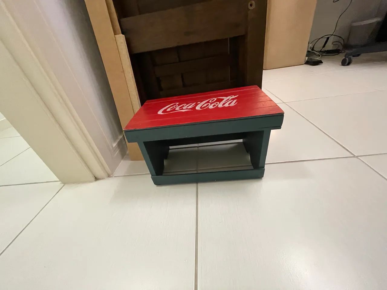 Banco banquinho de madeira coca cola - Foto 4