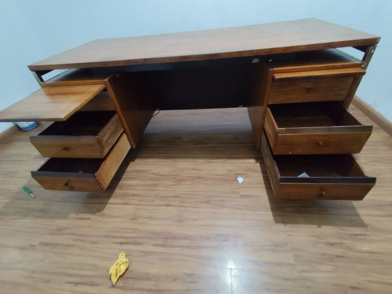 Mesa escritório madeira maciça com seis gavetas  - Foto 2