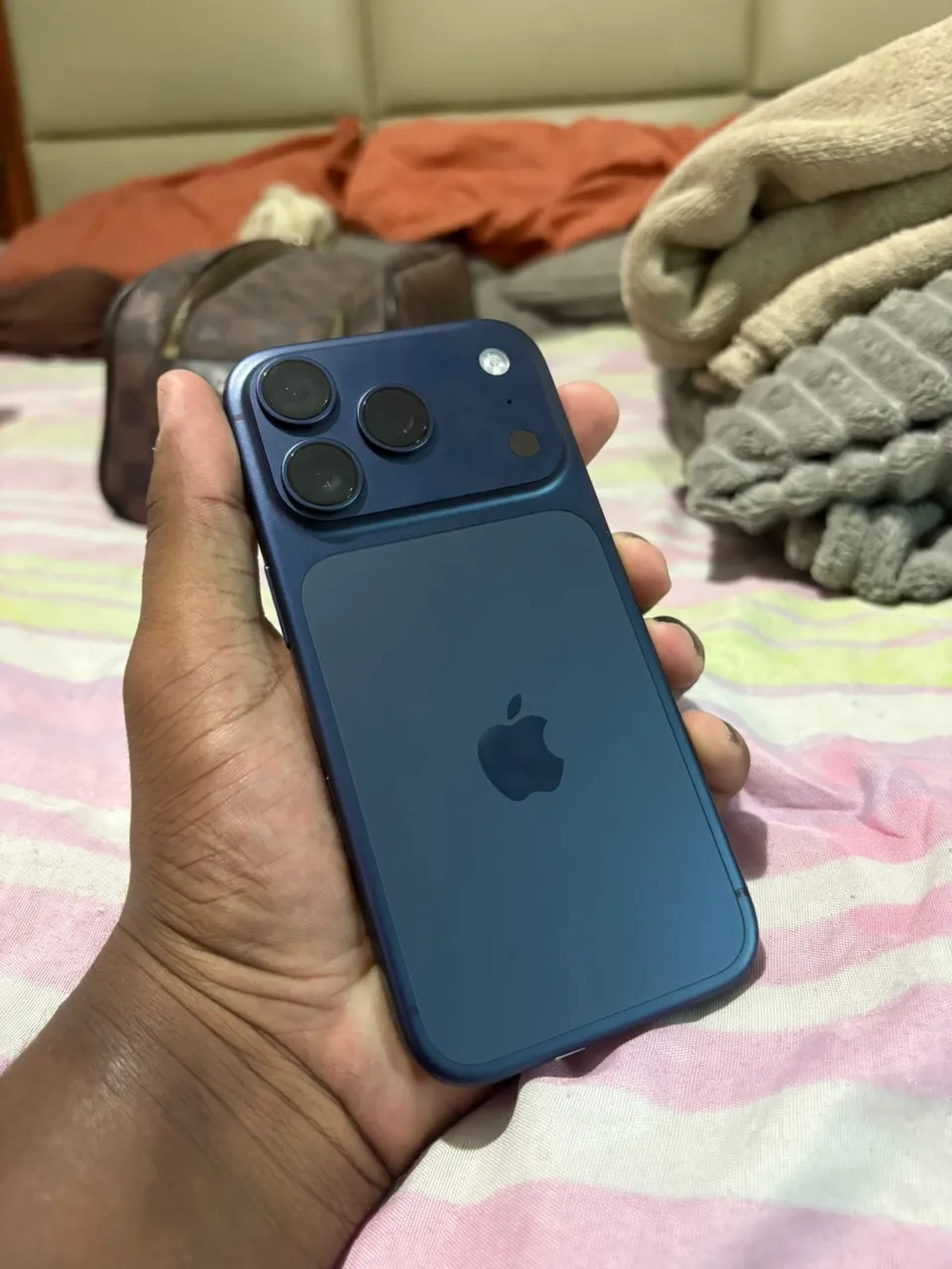 iPhone 17 Pro 256GB Deep Blue Novo - Celulares e Smartphones