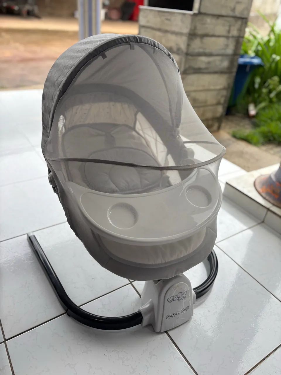 cadeira de descanso e balanço automático para bebê da marca Maxi Baby - Foto 3