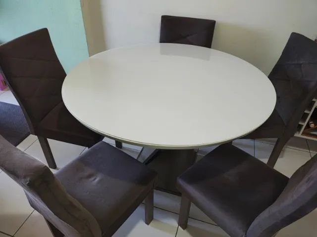 Mesa com 5 cadeiras 