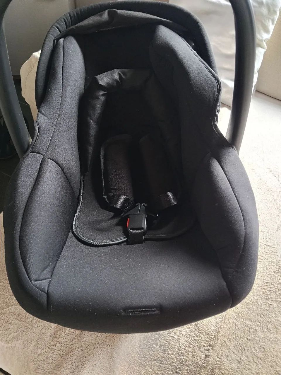 Vende-se carrinho de bebê com bebê conforto 