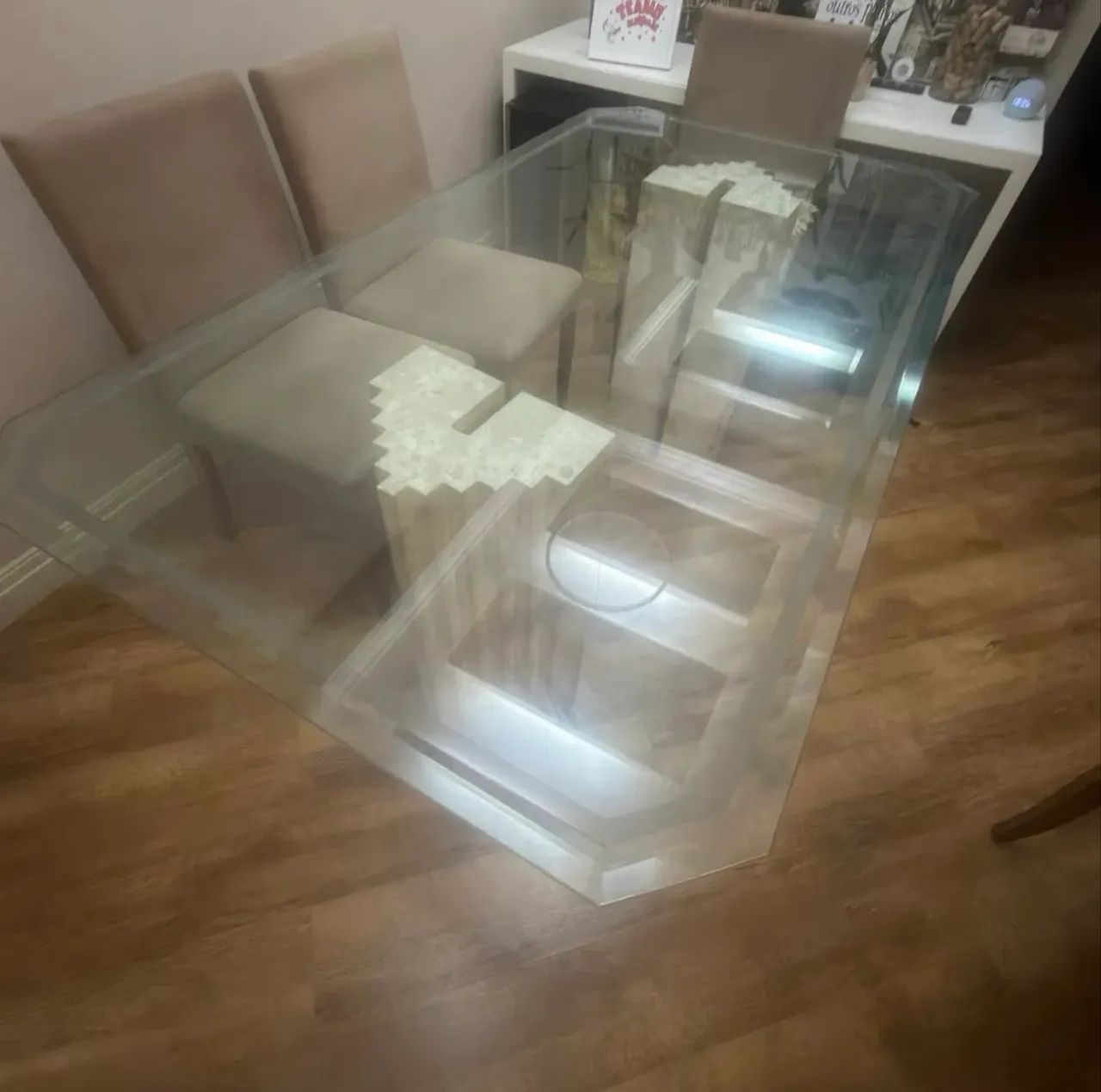 Mesa Tampo de Vidro Bisotê trabalhado e Base em Mármore Travertino