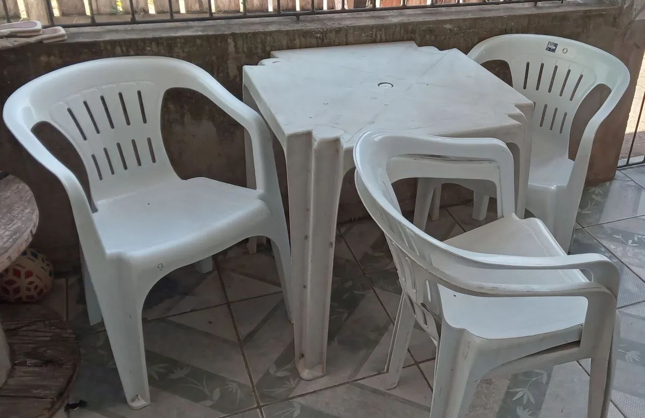 Mesa com 4 cadeiras