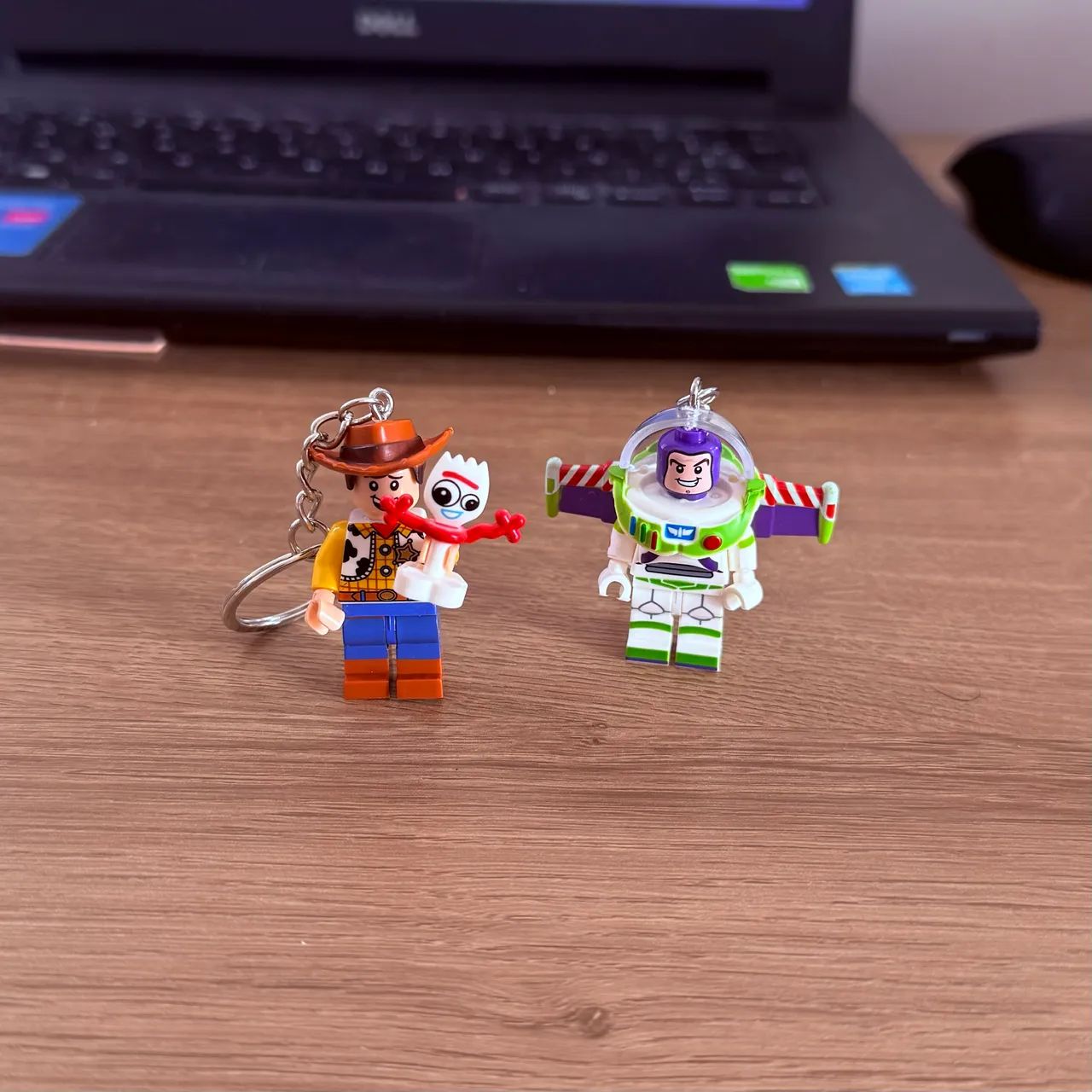 Chaveiro lego Toy Story  Woody e Buzz Ligthyer  - Foto 4