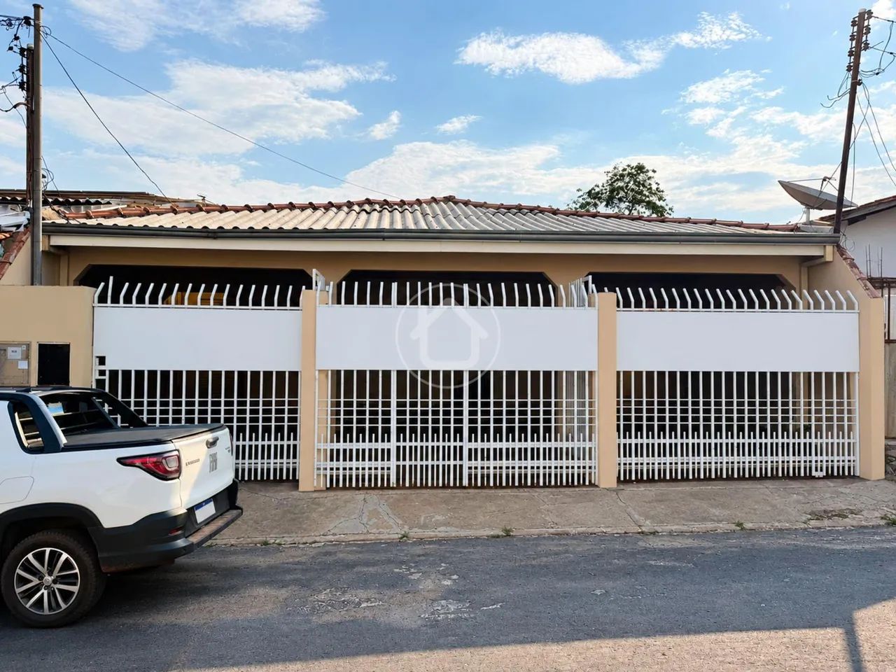 CASA COM 3 QUARTOS, SUÍTE E EDÍCULA NOS FUNDOS