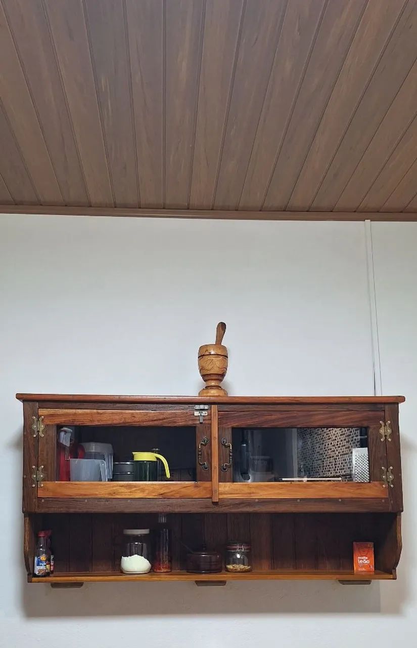 Armário de parede em madeira maciça 
