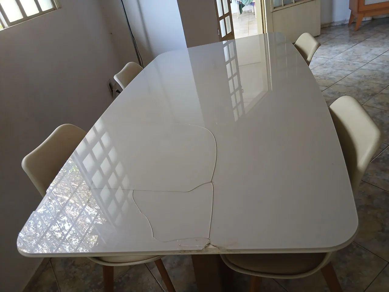 VENDO MESA MODERNA DE 4 LUGARES COM CADEIRAS  - Foto 3