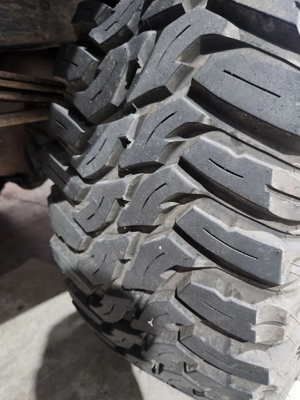 Pneu 33x12.5 aro 15 semi novos - Foto 4