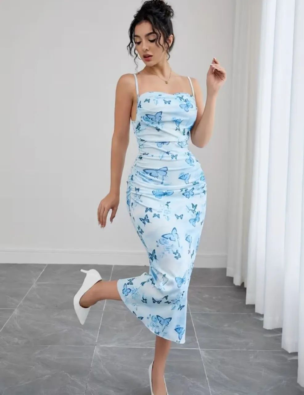 Vestido Midi Drapeado com Estampa de Borboletas Azuis