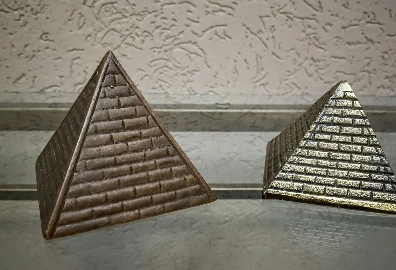 2 Pirâmides em Bronze. Vintage  - Foto 4