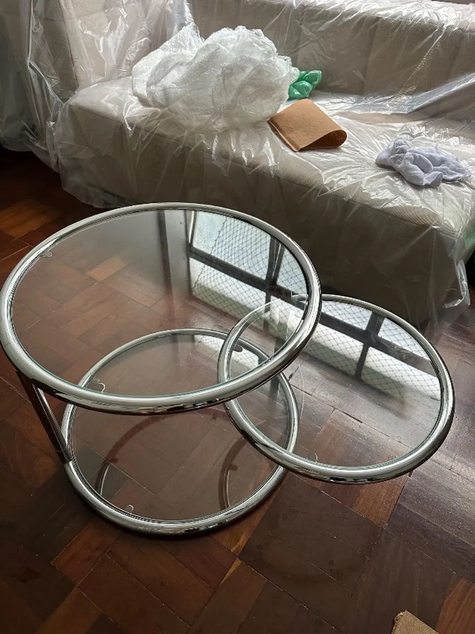 Mesa de centro tubular estilo modernista