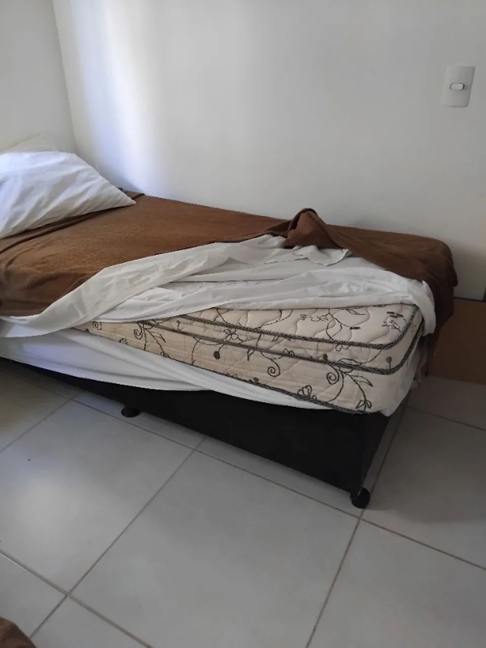 Cama de solteiro com colchao 