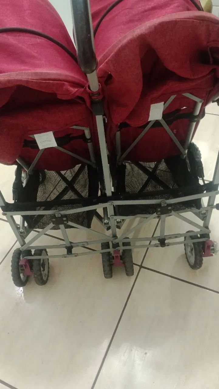 Carrinho de bebê gêmeos  - Foto 2