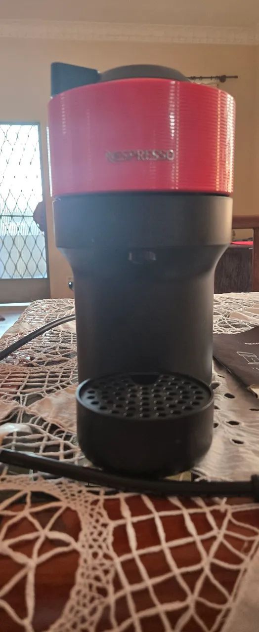 Vendo cafeteira Nespresso praticamente nova. Só foi usada para fazer 3 cápsulas  - Foto 2