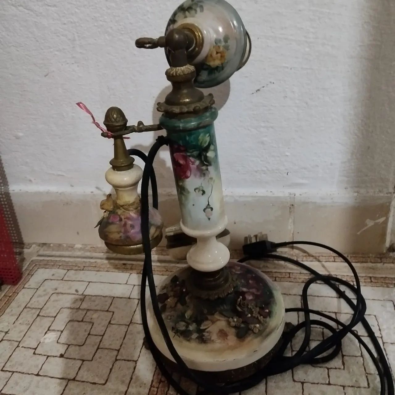Telefone de coluna antigo decorado. - Foto 3