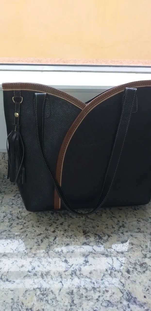 Bolsa de couro legítimo preta da marca Menegati