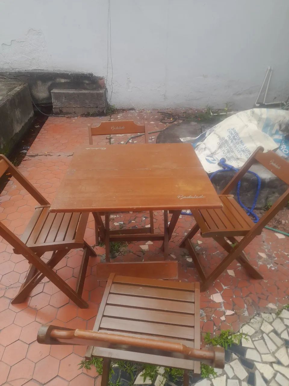 Vendo mesas de madeira com 4 cadeiras  em perfeito estado - Foto 2