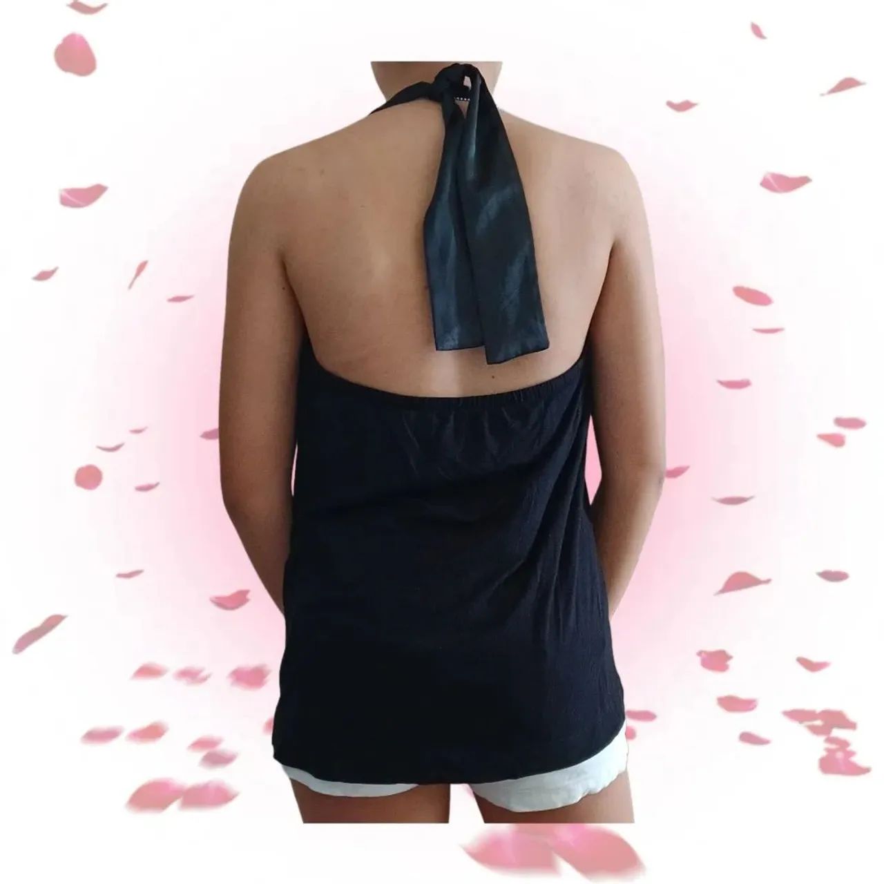 blusa com amarração de cetim e detalhe de flor - Foto 2