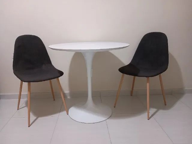 Mesa e duas cadeiras 