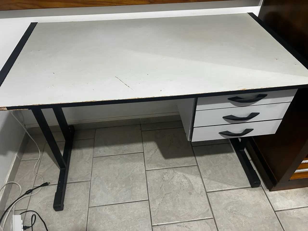 Mesa de escritório com gavetas - Foto 2