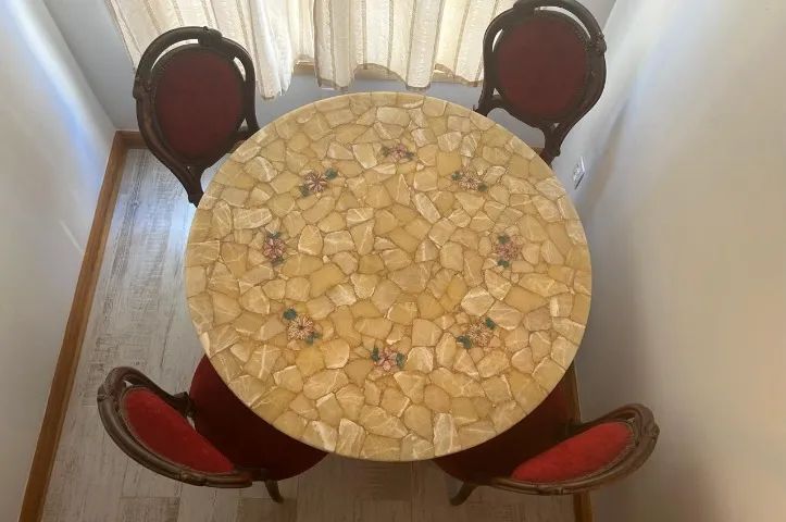  MESA DE MOSAICO DE MARMORE COM BASE DE MADEIRA ENTALHADA - Foto 3