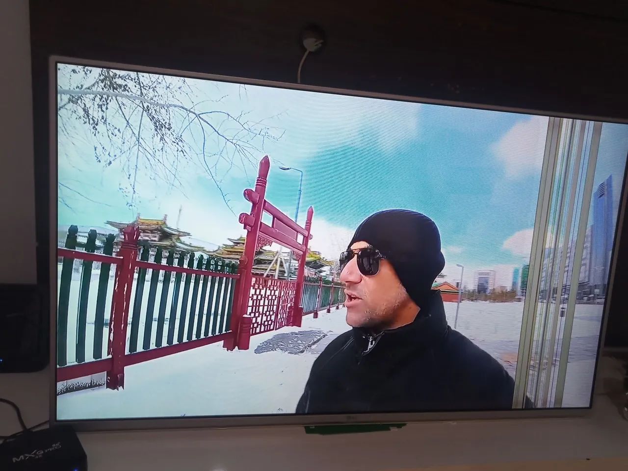 Entrego TV LCD 50 polegadas não é Smart tem detalhe na tela 