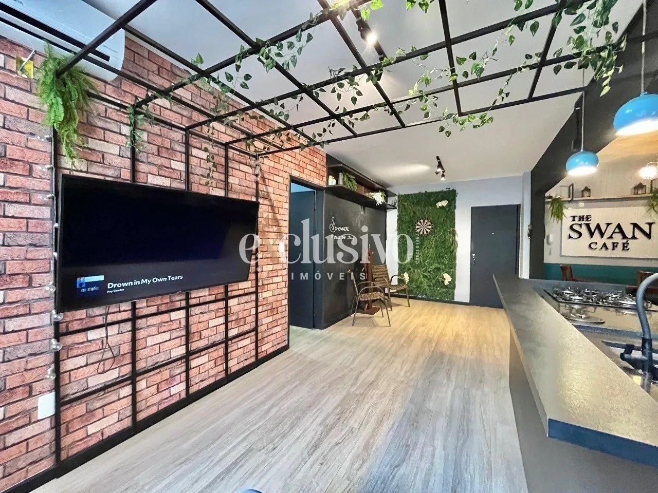 Apartamento 2 Dormitórios com Suíte em Coqueiros - Reformado