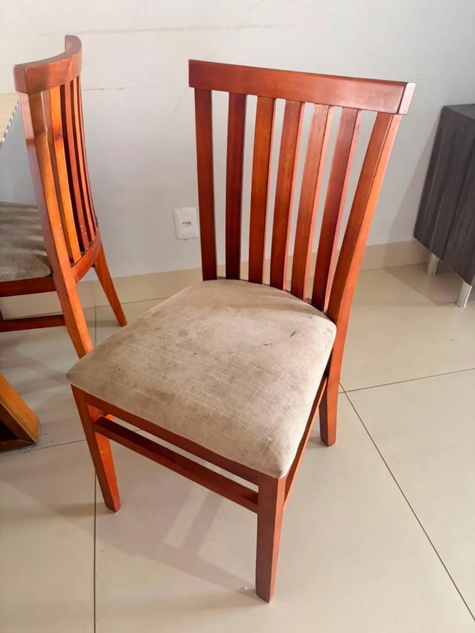 Mesa de madeira e vidro com 4 cadeiras  - Foto 3