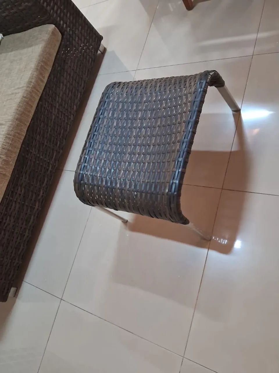 Vendo sofá de junco com mesinha para apoio de pés  - Foto 3