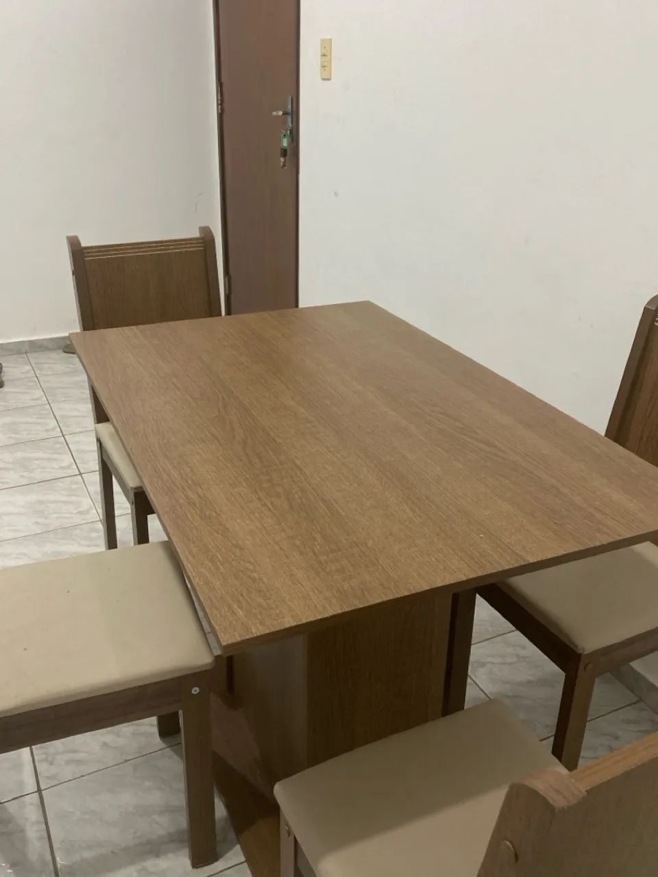 Mesa de jantar com 4 cadeiras 